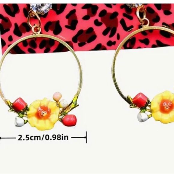 🌼 Betsey Johnson NEW round dangle embellished earrings 🌼 - Picture 3 of 6
